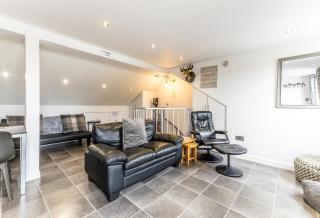 UPSIDE DOWN HOUSE - Sleeps up to 6 Guests - Great for Family and Friends Gatherings,Corporate events ,Near Sherwood Forest at Fairview Farm in Nottingham set in 88 acres - Nottingham - 9