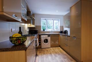 Spacious 4-Bedroom House in Aylesbury Ideal for Contractors Professionals or Larger Families - 4