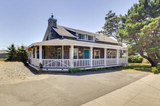 Coastal Lincoln City Home with Spacious Deck! - Lincoln City - 0