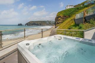 Award Winning 5* BEACH HOUSE! Hot Tub & Fire Pit - Portreath - 0