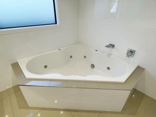 Modern,Spacious 5 bedroom house in north Hamilton - Hamilton - 6