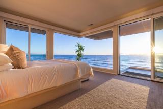 Unbeatable Location - Steps to Moonlight Beach - 2