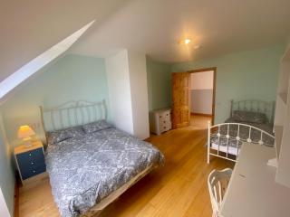 Irish Isle Oasis: Spacious 5-Bedroom Retreat - 4