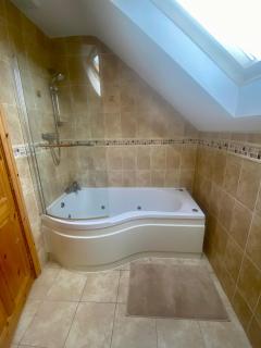 Irish Isle Oasis: Spacious 5-Bedroom Retreat - Bungowla - 9