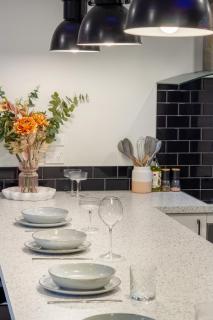 Downtown Delight 2 Bed 1 Bath - Single Garage - Christchurch - 6