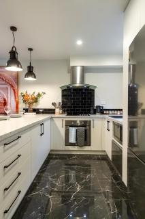 Downtown Delight 2 Bed 1 Bath - Single Garage - Christchurch - 8