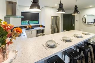 Downtown Delight 2 Bed 1 Bath - Single Garage - Christchurch - 2