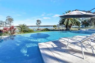 Lake Palm Resort Luxury Retreat absolute Waterfront on 3 acres at Lake Macquarie. - Dora Creek - 9