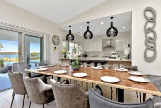 Lake Palm Resort Luxury Retreat absolute Waterfront on 3 acres at Lake Macquarie. - 5