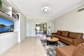 Lake Palm Resort Luxury Retreat absolute Waterfront on 3 acres at Lake Macquarie. - Dora Creek - 2