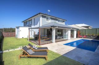 Free night on us this winter at Billies Beach Shack - Narrawallee - 0