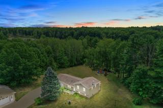 LAKEFRONT PARADISE 4 bedroom Home w direct lake access, Pets OK - Traverse City - 5