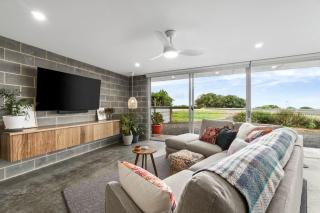 Six Degrees - beach across the road - Wye River - 4