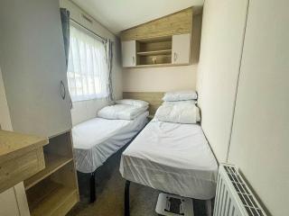Homely Caravan With Free Wifi At Broadland Sands Park, Suffolk Ref 20002Bs - 4