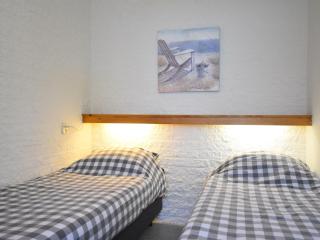 Bungalow with fireplace, in a holiday park - Sint Maartensvlotbrug - 3