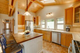 Inviting Manchester Home with Hot Tub Near Beach! - Manchester - 5