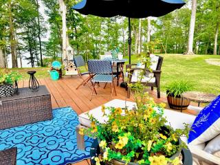 SLEEPS SIX - Rent Entire WATERFRONT Cabin #2 - - 8