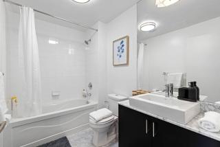 Lux 1 BR-Den DWTN Condo near CN Tower with Parking - 5