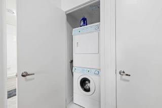 Lux 1 BR-Den DWTN Condo near CN Tower with Parking - 4