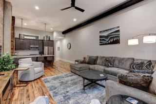 Fabulous Downtown 2 bedroom Condo - 7