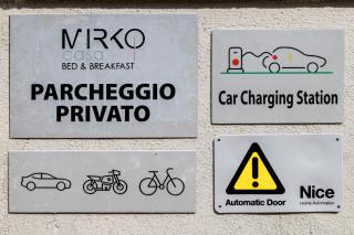 Casa Mirko - B & B con stazione ricarica auto elettriche parcheggio privato auto moto biciclette - Arezzo - 9