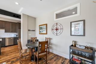 Phenomenal 2 Bedroom 2 and a half Bathroom Downtown Property - Asheville - 3