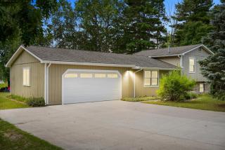 LAKEFRONT PARADISE 4 bedroom Home w direct lake access, Pets OK - 4