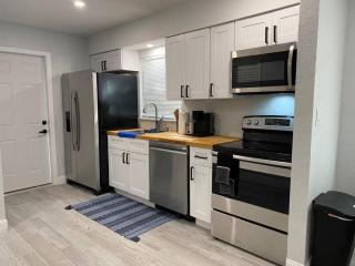 Charming 2-Bedrooms Central Clearwater Apartment With Private Backyard - 7