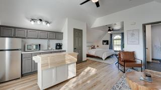 Private Guesthouse with Deluxe Home Theater home - Waxahachie - 3