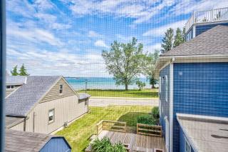 Lake view cottage with three ensuites and elevator - 4