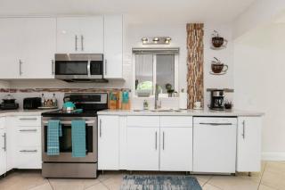 ~Villa Victoria Luxury! (Pool)~1 mile from beach - Fort Lauderdale - 2