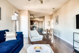 CozySuites Music Row Spacious 2BR with free parking 01 - Nashville - 8