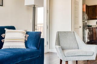 CozySuites Music Row Spacious 2BR with free parking 01 - Nashville - 4