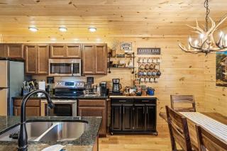LUXURY 4BR Cabin in Gatlinburg with Views Hot Tub with Private Deck Game Room Most Popular Coffee Bar Perfect for Family Getaway Tennis Courts Infant Crib and Karaoke System - Gatlinburg - 4