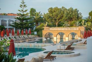 Bitzaro Grande Hotel & Suites - Kalamaki - 0