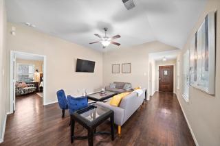 Cozy Getaway Nr Airport WiFi BBQ Yard Pet - 5