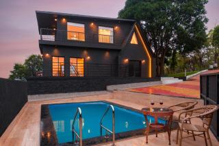 StayVista's Panoramic Peaks - Mountain-View Villa with Pool, Tent & Turf - Saralgaon - 9