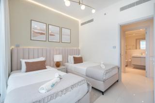 Elegant seaside living 3-bedroom Emaar Beachfront by Suiteable - Dubai - 5