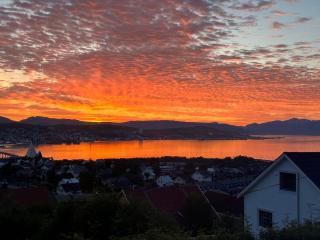 Aurora Apartment very close to cable car and sherpatrappa - Tromsø - 5