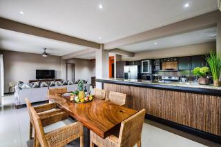 Maison Blanche - Elegant 3BR Oasis, Pool, Balcony & BBQ in Flamingo - 3