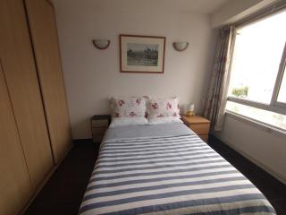 5 mn (450 m) walk Metro/La Defense/3BR/8Pers - 8
