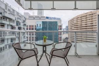 Stunning 1BR and Den Sleeps 6 Steps From CN Tower - Toronto - 8