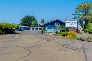 Lamplighter Inn - Tropical Fish Cove and Octopus Encounter - Bandon - 0