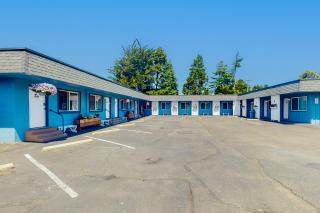 Lamplighter Inn - Tropical Fish Cove and Octopus Encounter - Bandon - 9