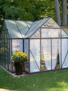 Beach House 5 Star Gem with a Muskoka room and Yoga Studio - 2