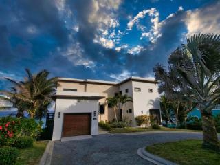 Eagle Ray - A Luxurious Waterfront Villa, - 4