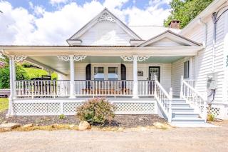 STEPS TO BRYSON - MTN VIEWS, HOT TUB, FIREPIT, WALK TO TOWN! - Bryson City - 5