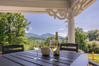 STEPS TO BRYSON - MTN VIEWS, HOT TUB, FIREPIT, WALK TO TOWN! - Bryson City - 3