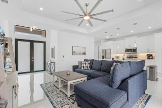 Like a shiny new penny! - Brand new home with heated pool - Villa Sunburst - 3