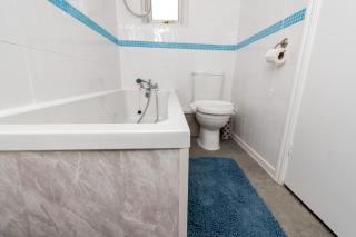 Greenbourne - 4 bedrooms Sleeps 8 free parking - 5